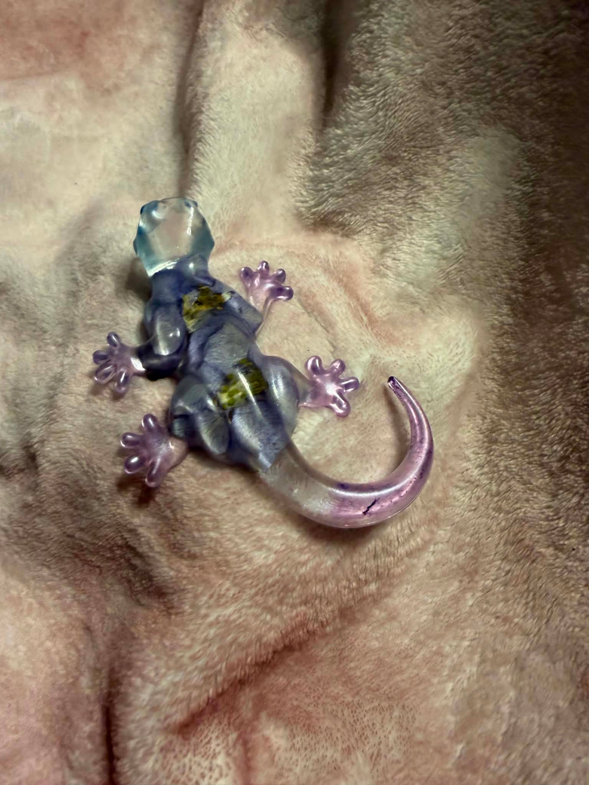 Small Resin Gecko Figurine with Dried Flowers 🦎